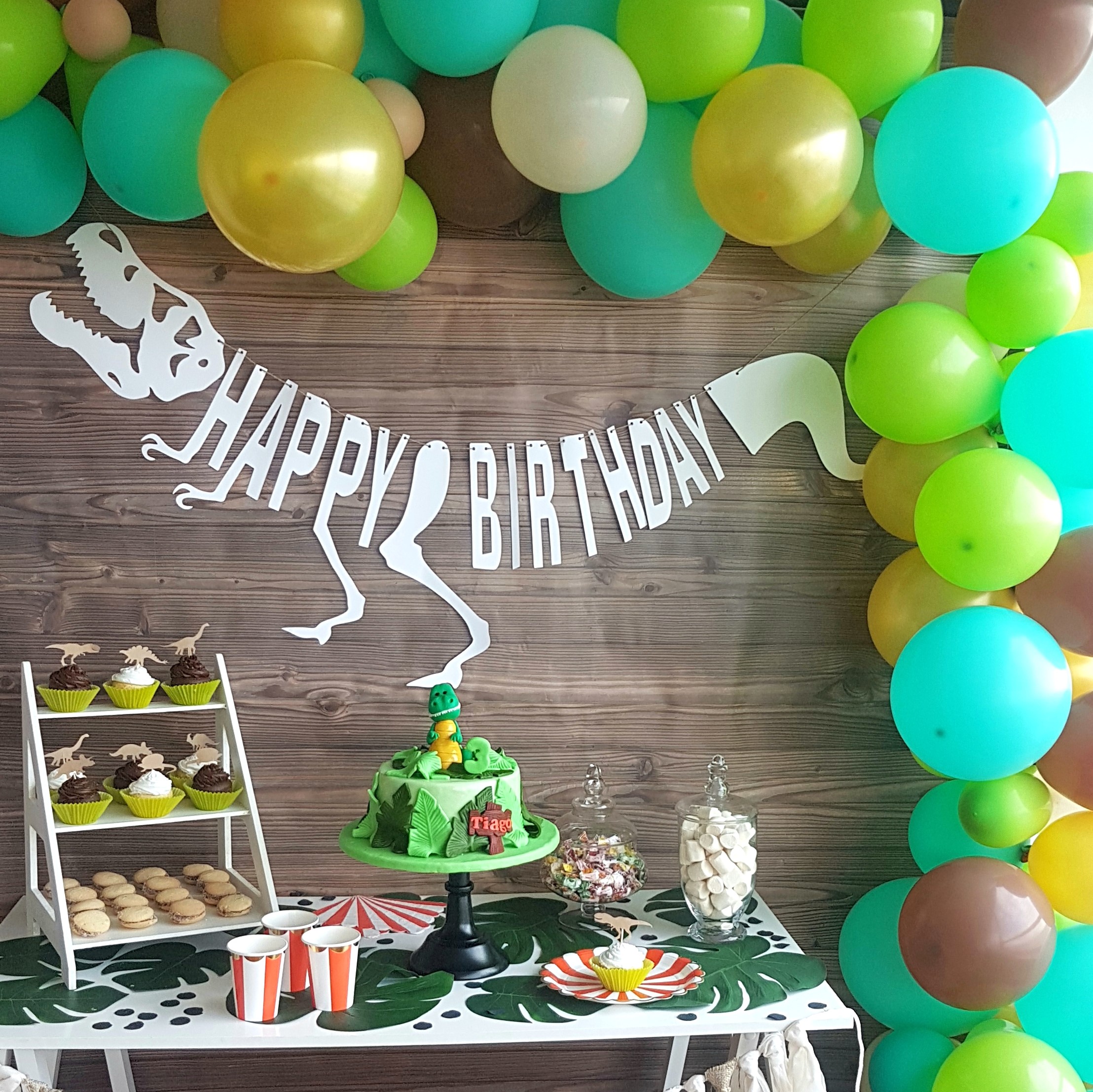 Cartel Happy Birthday dinosaurio blanco – Diseño Plus