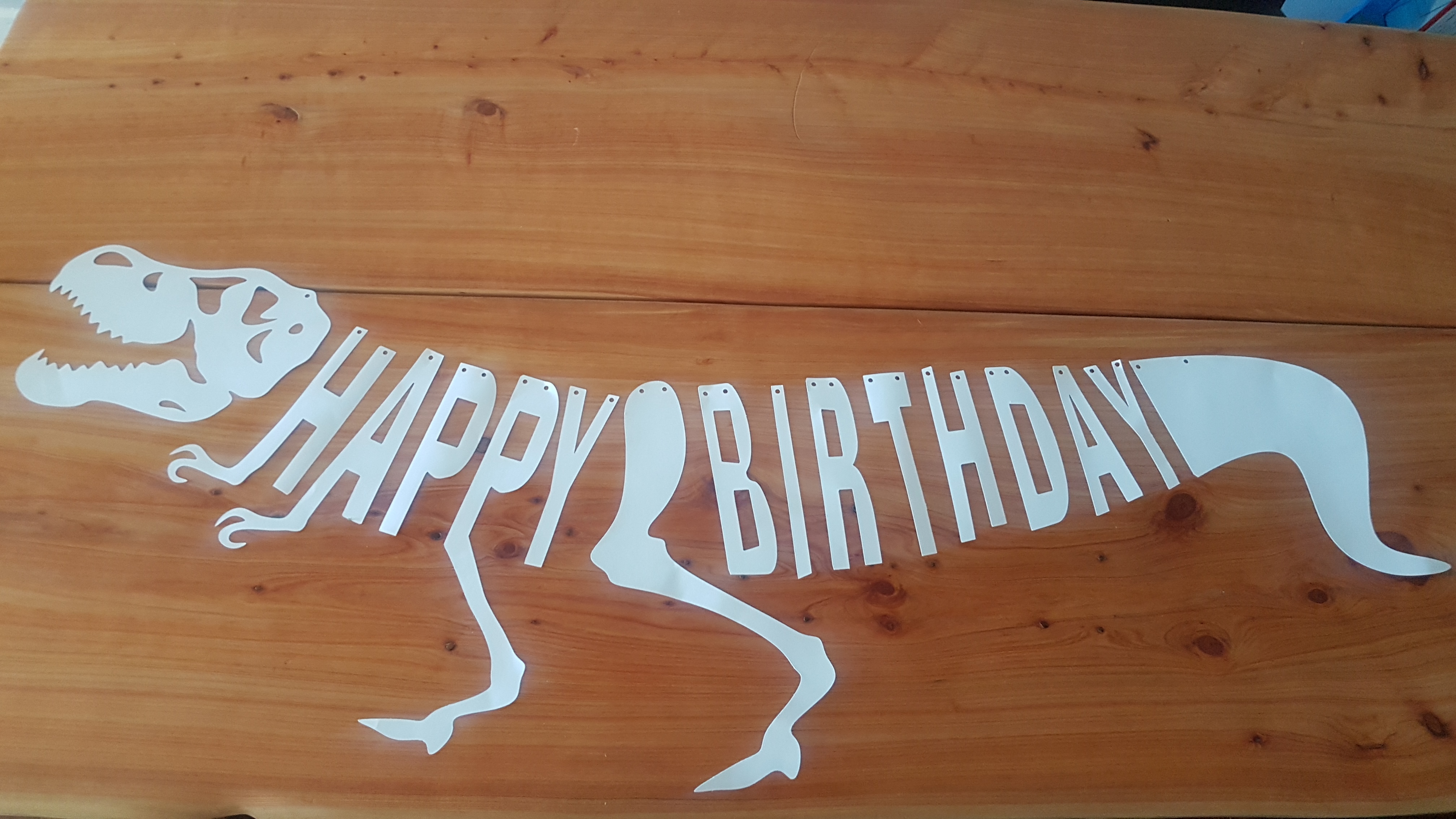 Cartel Happy Birthday dinosaurio blanco – Diseño Plus